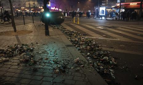 Botol-botol sampah disebar selama protes di Paris, Sabtu, 18 Maret 2023. Sejumlah protes menentang rencana Presiden Emmanuel Macron untuk menaikkan usia pensiun Prancis dari 62 menjadi 64 terjadi pada Sabtu di Paris dan sekitarnya, karena sampah yang tidak terkumpul berbau busuk di jalanan ibukota Prancis di tengah pemogokan pekerja sanitasi.