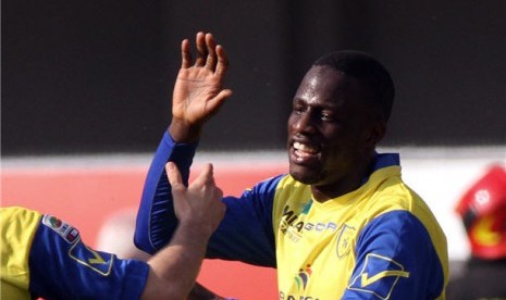 Boukary Drame (kanan), pemain Chievo Verona, merayakan golnya usai menjebol gawang Napoli di laga Seri A Italia di Stadion Bentegodi, Verona, Ahad (10/3). 