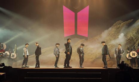 Boygroup BTS tampil dalam konser daring BTS Map of the Soul On:E yang digelar 10 dan 11 Oktober, 2020.