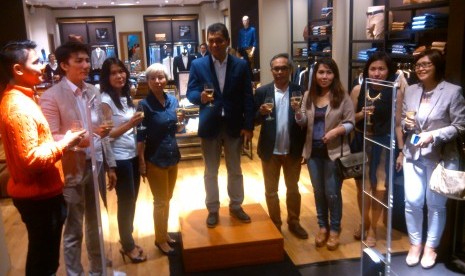 Boysanto Pasaribu, Director Sales, & Marketing MWW DelamiBrands ( tengah) saat peresmian flagship store Wood pertama di Grand Indonesia.