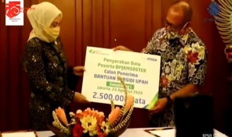 BP Jamsostek Ingatkan Perusahaan Serahkan Rekening Pekerja. Foto: Dirut BP Jamsostek (kanan) menyerahkan secara simbolis Bantuan Subsidi Upah (BSU).