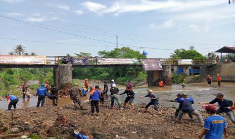 BPBD dan relawan membersihkan Sungai Cipelang, Kecamatan Lembursitu Kota Sukabumi dari sampah, Sabtu (18/6/2022).