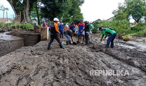 BPBD Kabupaten Bondowoso bersama tim gabungan, relawan Dompet Dhuafa dan masyarakat bekerja bakti membersihkan material lumpur yang menutup akses jalan umum di Kecamatan Ijen, Kamis, (30/1). 