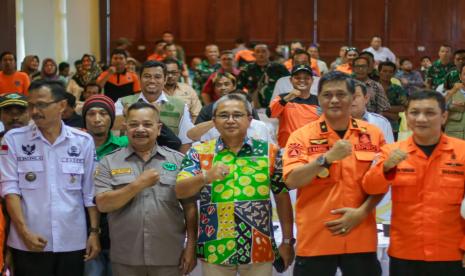 BPBD Kabupaten Pangandaran menggelar kegiatan sosialisasi dan pemberian edukasi kepada unsur Perangkat Daerah (terkait kebencanaan), relawan, pelaku wisata serta berbagai kelompok dan komunitas yang dilaksanakan di Aula Hotel Krisna Beach, Pangandaran pada Rabu (23/10/2024).