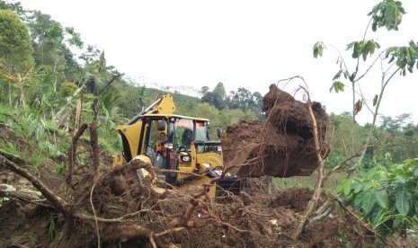 BPBD Kabupaten Sukabumi melakukan penanganan longsor yang menutup jalan di tiga titik di desa Cikarang Kecamatan Cidolog, Sukabumi Ahad (18/11).