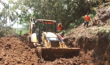 BPBD Kabupaten Sukabumi melakukan penanganan longsor yang menutup jalan di tiga titik di desa Cikarang Kecamatan Cidolog, Sukabumi Ahad (18/11).