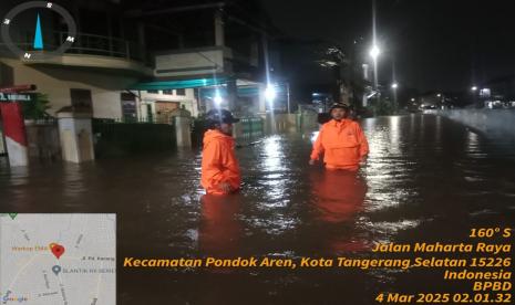 BPBD Kabupaten Tangerang Selatan mengerahkan perahu karet untuk mobilisasi dan evakuasi warga terdampak. Hasil pantauan visual hingga pagi ini (4/3/2025), banjir masih belum surut.