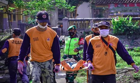 BPBD Kabupaten Tasikmalaya menggelar simulasi bencana di Desa Parung, Kabupaten Tasikmalaya, Rabu (26/5). 