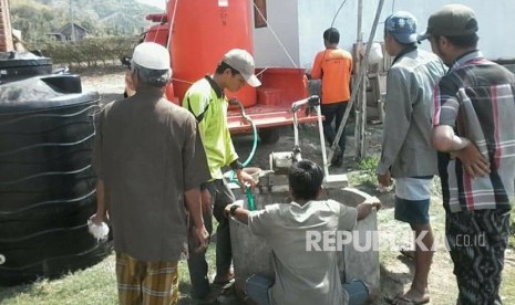 BPBD Lombok Barat mulai memberikan bantuan air bersih di Desa Banyu Urip, Kecamatan Gerung, Lombok Barat, NTB, Senin (9/7).