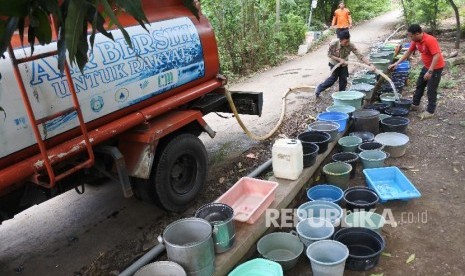 BPBD melakukan distribusi air bersih bagi warga (ilustrasi).