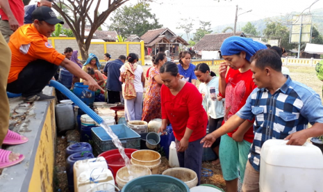 BPBD Sukabumi menyaurkan air bersih untuk warga yang dilanda kekeringan. BPBD pemperluas bantuan air bersih ke warga terdampak kekeringan di Sukabumi.