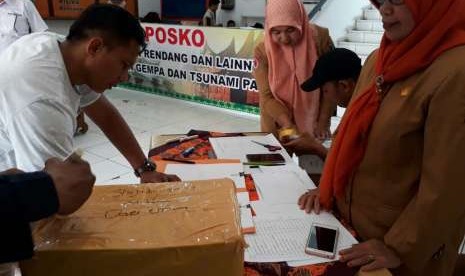 BPBD Sumbar mengumpulkan sumbangan rendang dari masyarakat umum dan PNS di lingkungan Pemprov Sumbar. Hingga Senin (1/10), terkumpul 726 kg rendang untuk membantu korban gempa dan tsunami di Palu.