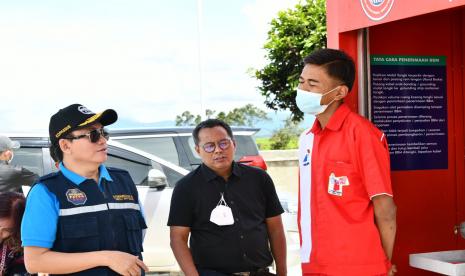 Kepala BPH Migas M Fanshurullah Asa bersama team didampingi SBM Pertamina Kerinci Moh. Riza Rahmat Syah, diterima Islamudin pengurus Bumdes pengelola Pertashop  Kamis (6/5).