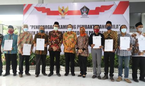 BPIP Beri Penghargaan untuk Empat Desa di Blitar. Foto: Penyerahan penghargaan Kampung Pembakti Pancasila untuk empat desa di Blitar oleh BPIP, Jumat (6/11).