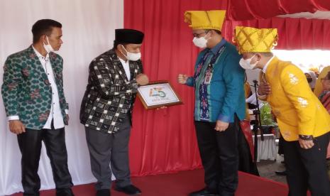 BPIP Serahkan Penghargaan Kepada Penggerak Pancasila di Palu. Foto: Direktur Sosialisasi, Komunikasi dan Jaringan BPIP M Akbar Hadi Prabowo (kedua dari kanan) didampingi oleh Wali Kota Palu Hadianto Rasyid (paling kanan) saat menyerahkan sertifikat penghargaan kepada para tokoh pengerak aktualisasi Pancasila di Kota Palu, Senin (27/9). 