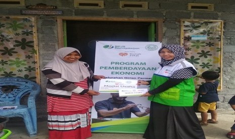 BPJamsostek dan Rumah Zakat mendapat bantuan modal untuk usaha Kripik Bete