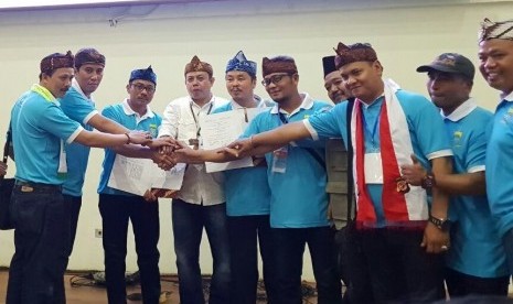 BPJS Kesehatan dan BPJS Ketenagakerjaan Cabang Bandung Suci menandatangani Perjanjian Kerja Sama (PKS) tentang Sinergi Penyelenggaraan Program Jaminan Sosial dalam peringatan May Day tingkat Kota Bandung di Kawasan Jabar Sport, Kota Bandung, Rabu (2/5).