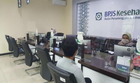 BPJS Kesehatan Kantor Cabang Bekasi memberlakukan physical distancing sebagai bentuk upaya optimalisasi Pembatasan Sosial Berskala Besar (PSBB) untuk pencegahan di tengah merebaknya wabah pandemi virus Covid-19. 