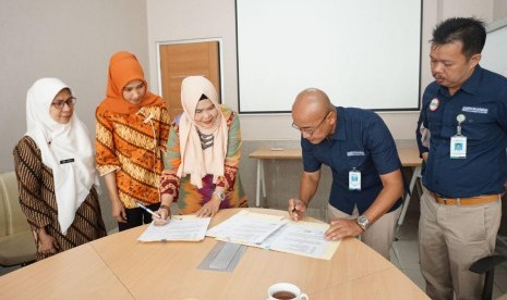   BPJS Kesehatan Kedeputian Wilayah Jabar menandatangani kesepakatan bersama dengan Dinas Kesehatan (Dinkes) Provinsi Jabar tentang Sinergi Optimalisasi Penyelenggaraan PRB bagi peserta JKN-KIS di Kantor Dinkes Jabar, Kamis (24/10).