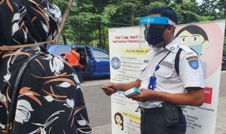 BPJS Kesehatan melengkapi petugas dengan perlindungan diri di tengah pelayanan terhadap masyarakat di masa pandemi Covid-19.