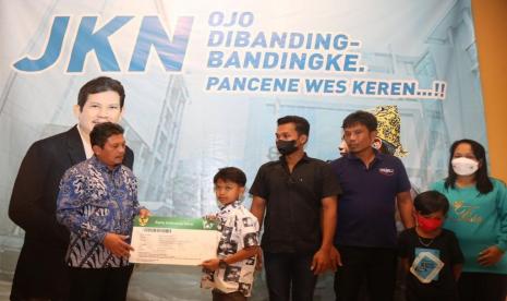 BPJS Kesehatan memberikan perlindungan jaminan kesehatan melalui program Jaminan Kesehatan Nasional (JKN) untuk Farel Prayoga.