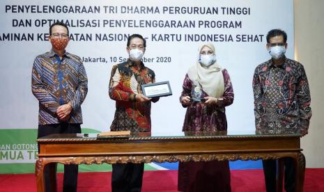 BPJS Kesehatan resmi menjalin sinergi dengan Universitas Islam Negeri (UIN) Syarif Hidayatullah melalui penandatanganan nota kesepahaman tentang optimalisasi penyelenggaraan Program JKN-KIS, Kamis (10/09). Direktur Utama BPJS Kesehatan Fachmi Idris mengatakan, lewat kerja sama ini, diharapkan pihak universitas dapat mendorong mahasiswa untuk turut mengedukasi masyarakat mengenai Program JKN-KIS. 