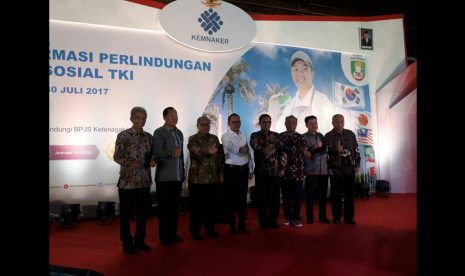 BPJS Ketenagakerjaan bersama Kementerian Tenaga Kerja  meluncurkan Transformasi Perlindungan Jaminan Sosial TKI di Pendopo Kantor Bupati Tulungagung, Jawa Timur, Ahad (30/7).