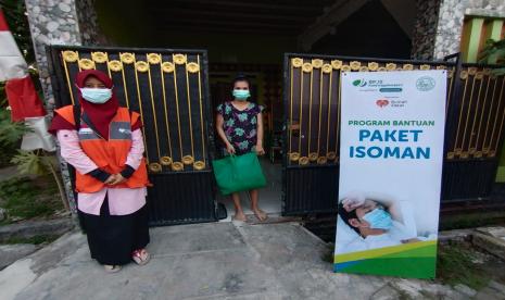 BPJS Ketenagakerjaan (BPJamsostek) bersama Rumah Zakat Tangerang menyalurkan bantuan untuk warga yang sedang menjalani isoman berupa 15 paket beras lima kilogram (kg), minyak dua liter, Superqurban dua kaleng-kaleng, madu satu liter, gula satu kilogram, teh dua boks, masker, hand sanitizer dan multivitamin.