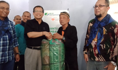 BPJSTK bersama Rumah Zakat memberi bantuan kepada masyarakat Baduy.