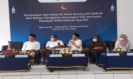 Anggito Abimanyu Kepala Badan Pelaksana BPKH, Iskandar  Zulkarnain anggota Badan Pelaksana bidang penghimpunan, penempatan, investasi langsung  dan investasi lainnya, Ace Hasan Syadzily Wakil Ketua Komisi VIII DPR RI mengunjungu nasabah PT PNM Mekaar Syariah di Kantor Desa Sukatani, Kecamatan Ngamprah, Kabupaten Bandung Barat, Jumat (13/5/2022). 