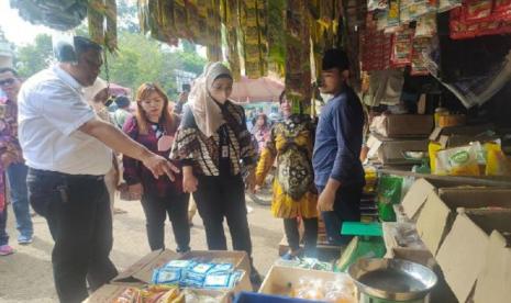 BPPSDMP melalui Satgas Pangan Sumsel, Kepala Pusat Pendidikan Pertanian (Pusdiktan) Idha Widi Arsanti didampingi Kepala SMKPPN Sembawa, Yudi Astoni bersama Pengelola Pasar Alang-alang Lebar Ade Harnia melakukan monitoring stok dan suplai pangan pada Pasar Alang-alang Lebar KM 12 di Kota Palembang, Ahad (12/2).