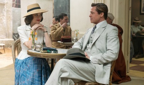 Brad Pitt bersama laean mainnya Marion Cotillard dalam film Allied yang akan tayang 23 November 2016.