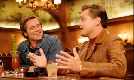 Brad Pitt dan Leonardo DiCaprio dalam Once Upon a Time in Hollywood.