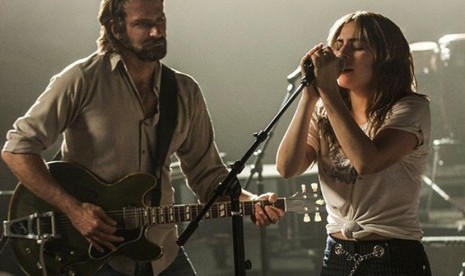 Bradley Cooper dan Lady Gaga dalam film A Star Is Born.