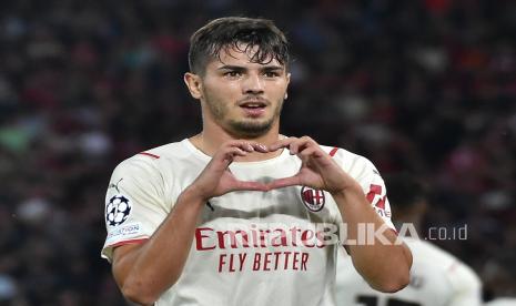  Brahim Diaz dari AC Milan merayakan setelah mencetak gol kedua timnya pada pertandingan sepak bola Grup B Liga Champions antara Liverpool dan AC Milan di Anfield, di Liverpool, Inggris, Kamis (16/9) dini hari WIB. 