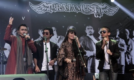 Brajamusti saat tampil di launching album religi bersama bandnya, 'Brajamusti Band', Ahad (28/7) 