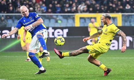 Bram Nuytinck dari Sampdoria (kiri) dan Federico Dimarco dari Inter Milan beraksi selama pertandingan Serie A Liga Italia antara Sampdoria vs Inter di Stadion Luigi Ferraris di Genoa, Selasa (14/2/2023) dini hari WIB.