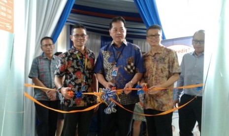 Branch Manager ACC Pondok Cabe Byon Devasurya, CEO ACC Jodjana Jody, dan CFO ACC Samuel Manasseh (dari kiri) memotong pita tanda peresmian kantor cabang di Pondok Cabe, Tangerang Selatan, kamis (16/3).