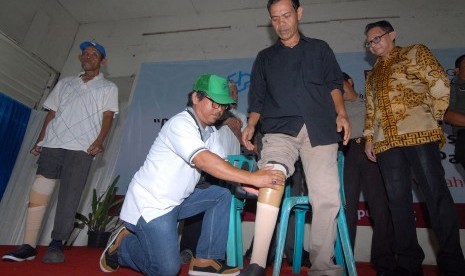 Pemasangan kaki palsu kepada orang yang pernah mengalami kusta