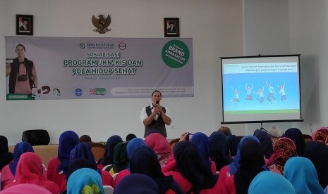 Brand Ambassador BPJS Kesehatan Ade Rai tengah menyampaikan tips dalam kegiatan sosialisasi Program JKN-KIS dan pola hidup sehat kepada 350 peserta yang diselenggarakan BPJS Kesehatan Bandung di Gedung PKK Kota Bandung Jalan Sukabumi 30, Selasa  (10/9).