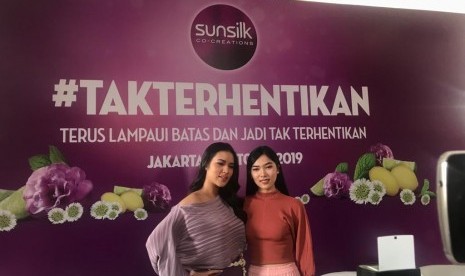 Raisa Andriana dan Isyana Sarasvati saat diwawancarai wartawan di Jakarta Selatan, Senin (7/10). 