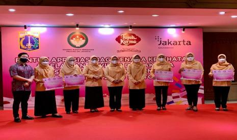 Brand Susu Steril Tujuh Kurma berkolaborasi bersama Dharma Wanita Persatuan (DWP) Provinsi DKI Jakarta membagikan 2.000 karton Susu Steril Tujuh Kurma kepada tenaga kesehatan dan relawan Covid-19 sebagai bentuk kepedulian, dukungan dan apresiasi terhadap jasanya dalam menyukseskan program vaksinasi di Provinsi DKI Jakarta.