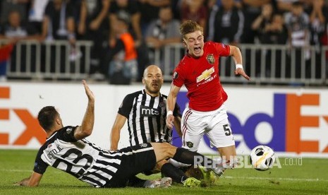 Gelandang Manchester United Brandon Williams (kanan) saat menghadapi Partizan Belgrade.