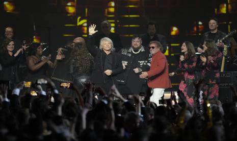 Brandy Clark, dari kiri, The War and Treaty, Shania Twain, Jon Bon Jovi, Jelly Roll, Sammy Hagar, Rebecca Lovell, dan Megan Lovell dari Larkin Poe tampil dalam MusiCares Person of the Year untuk menghormati Jon Bon Jovi pada hari Jumat, 2 Februari , 2024, di Los Angeles. 