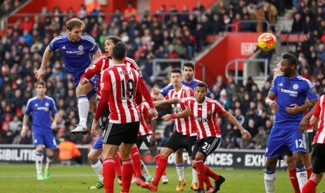 Branislav Ivanovic (kiri) melompat menanduk bola untuk mencetak gol kemenangan Chelsea.