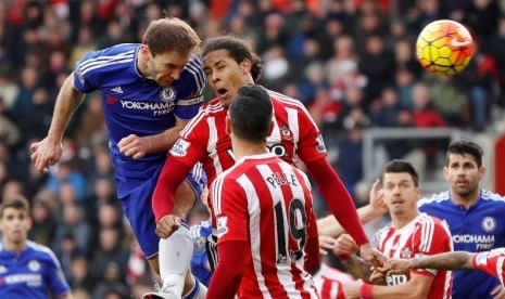 Branislav Ivanovic (kiri) saat menyundul bola yang menjadi gol kemenangan Chelsea atas Southampton.