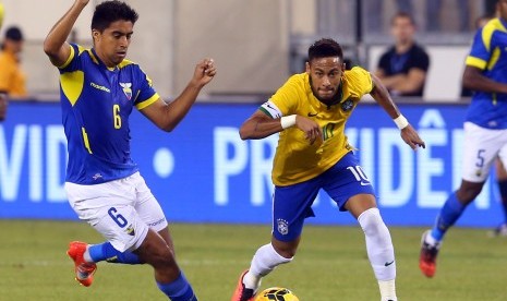  Brazil forward Neymar (10) runs with the ball past Ecuador midfielder Christian Noboa (6) during the first half at MetLife Stadium.