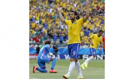 Brazil's Fred, right, reacts after missing a scoring opportunity on Mexico's goalkeeper Guillermo Ochoa, left, during the group A World Cup soccer match between Brazil and Mexico at the Arena Castelao in Fortaleza, Brazil, Tuesday, June 17, 2014.