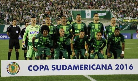 Tim sepak bola Brasil, Chapecoense mengalami kecelakaan pesawat yang di dalamnya membawa 81 orang, 76 orang di antaranya tewas.