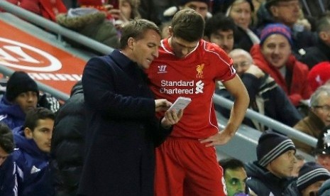 Brendan Rodgers (kiri) memberikan instruksi kepada Steven Gerrard.